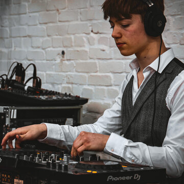 Corporate Event DJs in New York: Creating the Perfect Atmosphere for Your Business Events